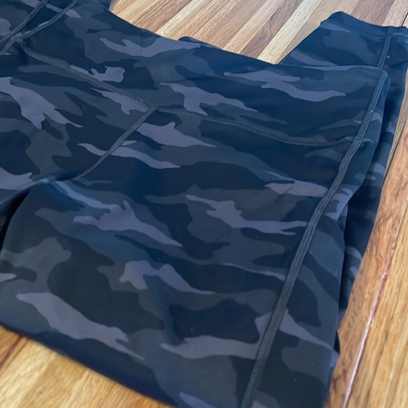 Superb cute Athleta Ultimate Stash Pocket Camo 7/8 Tight size medium - Picture 7 of 12